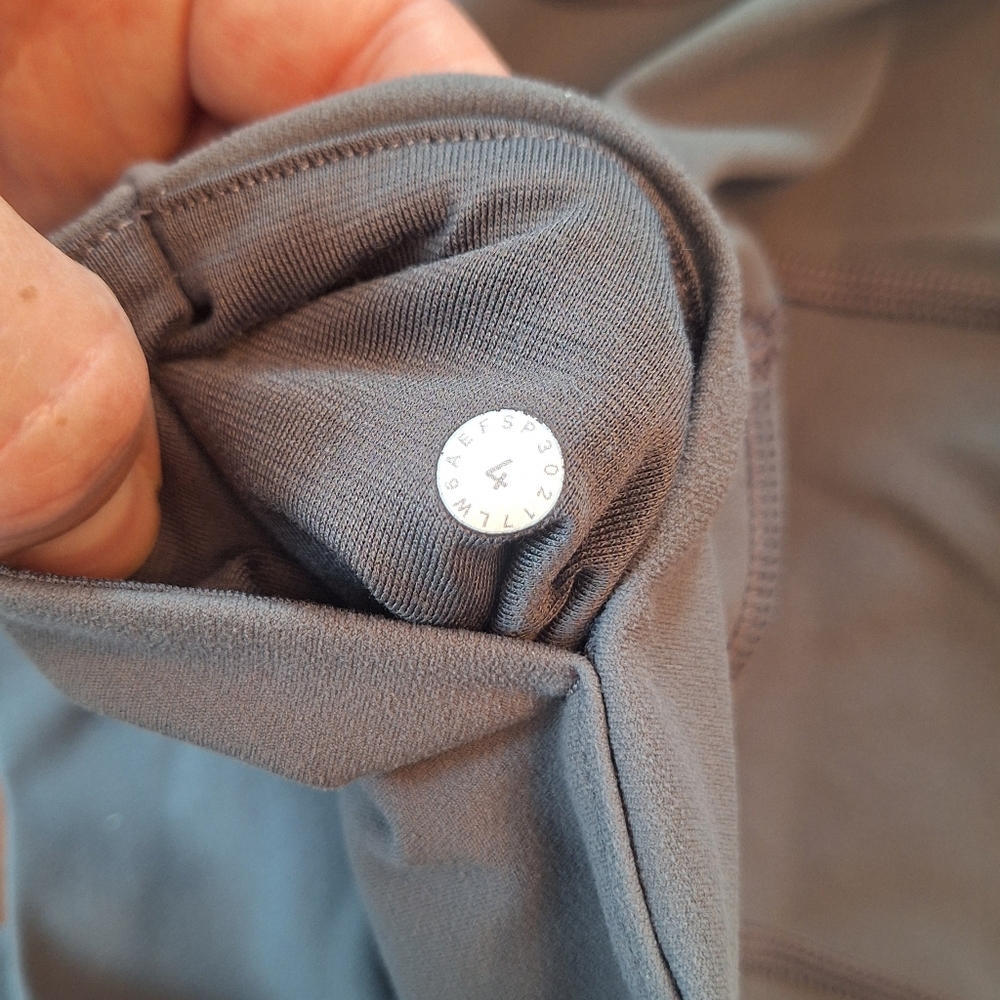 Lululemon Pushing Limits Crop (Nulu 21")Dark Carbon Size 4 - Picture 5 of 5